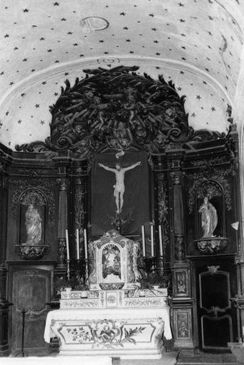 Retable architecturé surmonté d'une Gloire, agrémenté d'un Christ en croix (au centre), d'une Vierge à l'Enfant et d'une statue de sainte Philomène, bois sculpté, peint, doré