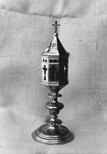 Reliquaire polygonal surmonté d'un toit, au décor ajouré de trèfles et de cercles, argent - © Ministère de la Culture (France), Médiathèque du patrimoine et de la photographie (objets mobiliers), tous droits réservés