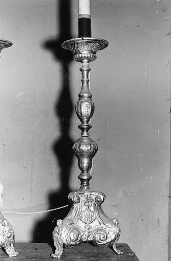 Chandelier d'autel, d'un ensemble de six, aux pieds formés d'angelots aux mains jointes, décor de motifs géométriques, fleurettes, palmettes et rinceaux végétaux, bois sculpté, doré - © Ministère de la Culture (France), Médiathèque du patrimoine et de la photographie (objets mobiliers), tous droits réservés