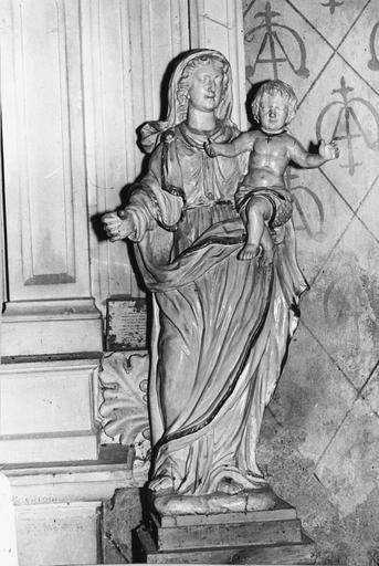 Groupe sculpté : Vierge à l'Enfant, bois sculpté, peint, doré - © Ministère de la Culture (France), Médiathèque du patrimoine et de la photographie (objets mobiliers), tous droits réservés