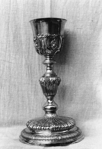 Calice ornée de grappes de raisin, branches de roseau, feuilles d'acanthe et godrons, argent doré - © Ministère de la Culture (France), Médiathèque du patrimoine et de la photographie (objets mobiliers), tous droits réservés