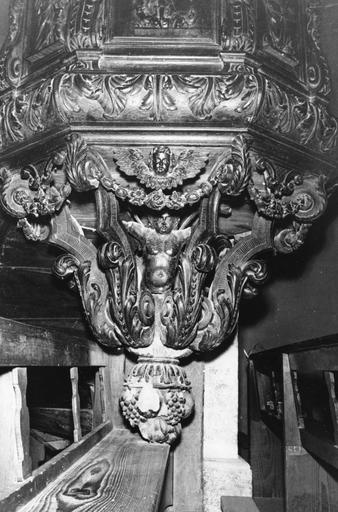 Chaire à prêcher : détail du cul-de-lampe formé de volutes végétales au centre desquelles se trouve un angelot, bois sculpté - © Ministère de la Culture (France), Médiathèque du patrimoine et de la photographie (objets mobiliers), tous droits réservés