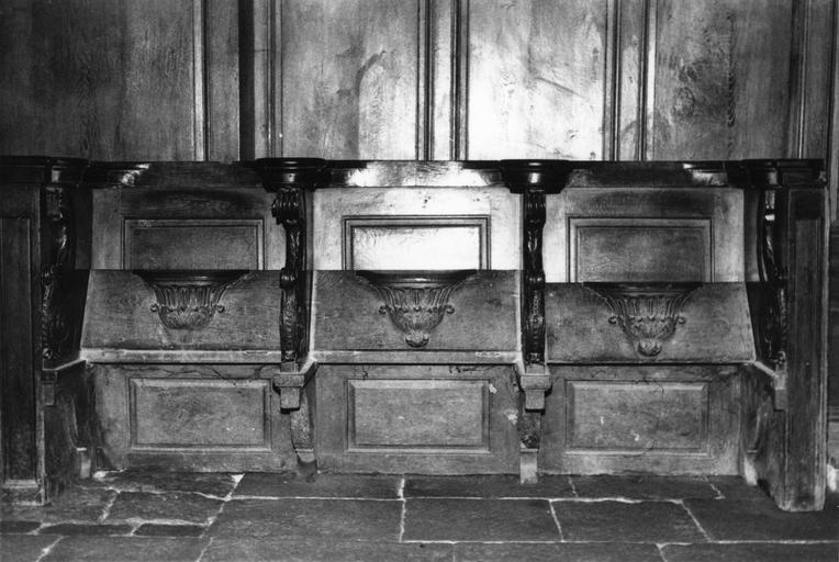 Stalles à parcloses sculptées de volutes végétales et miséricordes sculptées de feuilles d'acanthe, bois taillé - © Ministère de la Culture (France), Médiathèque du patrimoine et de la photographie (objets mobiliers), tous droits réservés