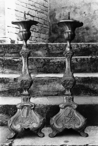 Deux chandeliers d'autel, d'un ensemble de six, ornés de volutes, feuillages, cartouches et grappes de raisin, cuivre - © Ministère de la Culture (France), Médiathèque du patrimoine et de la photographie (objets mobiliers), tous droits réservés