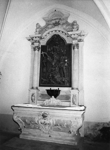 Autel galbé sculpté de grosses feuilles d'acanthe et d'un cartouche aux armoiries, retable architecturé agrémenté d'un bas-relief représentant une Vierge à l'Enfant avec saint Claude et saint Jean, bois sculpté, peint, doré - © Ministère de la Culture (France), Médiathèque du patrimoine et de la photographie (objets mobiliers), tous droits réservés