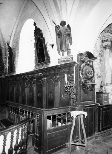 Lambris de revêtement à panneaux moulurés sculptés d'une rosace, séparés par des pilastres cannelés à chapiteaux corinthiens, surmontés d'un entablement à décor de rinceaux végétaux, clôture de choeur à barreaux de forme balustre, bois taillé, tourné