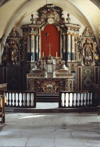 Autel sculpté de l'Agneau immolé et de motifs végétaux, surmonté de gradins et d'un tabernacle en forme de lanternon flanqué par deux statues d'anges adorateurs, retable architecturé à trois travées orné de deux statues d'évêques et d'un bas-relief représ - © Ministère de la Culture (France), Médiathèque du patrimoine et de la photographie (objets mobiliers), tous droits réservés