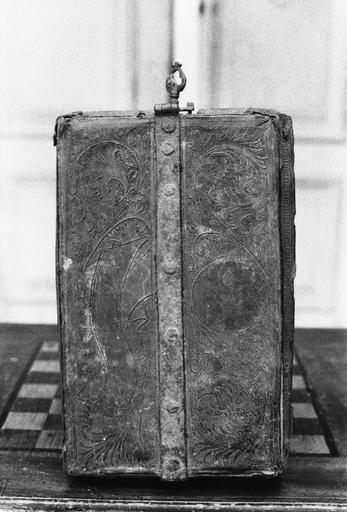 Coffret en bois garni de cuir repoussé orné de rinceaux végétaux - © Ministère de la Culture (France), Médiathèque du patrimoine et de la photographie (objets mobiliers), tous droits réservés