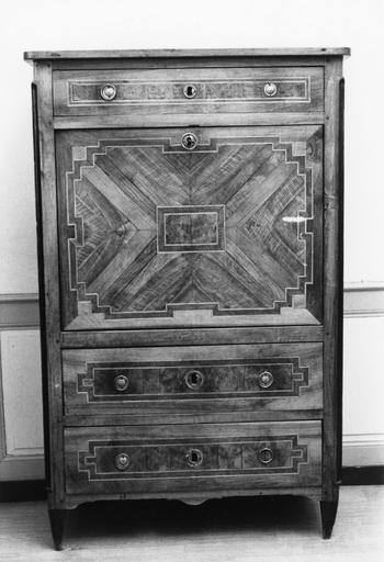 Secrétaire à abattant et trois tiroirs, pieds antérieurs gaines, décor géométrique de marqueterie, bois taillé, plaqué, marqueté - © Ministère de la Culture (France), Médiathèque du patrimoine et de la photographie (objets mobiliers), tous droits réservés