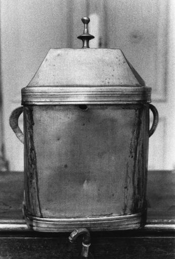 Fontaine à ablutions en étain - © Ministère de la Culture (France), Médiathèque du patrimoine et de la photographie (objets mobiliers), tous droits réservés
