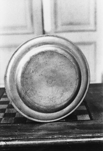 Assiette en étain - © Ministère de la Culture (France), Médiathèque du patrimoine et de la photographie (objets mobiliers), tous droits réservés