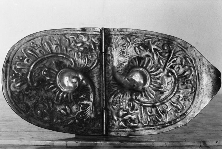 Navette à encens vue du dessus, ornée de motifs végétaux, cuivre repoussé - © Ministère de la Culture (France), Médiathèque du patrimoine et de la photographie (objets mobiliers), tous droits réservés