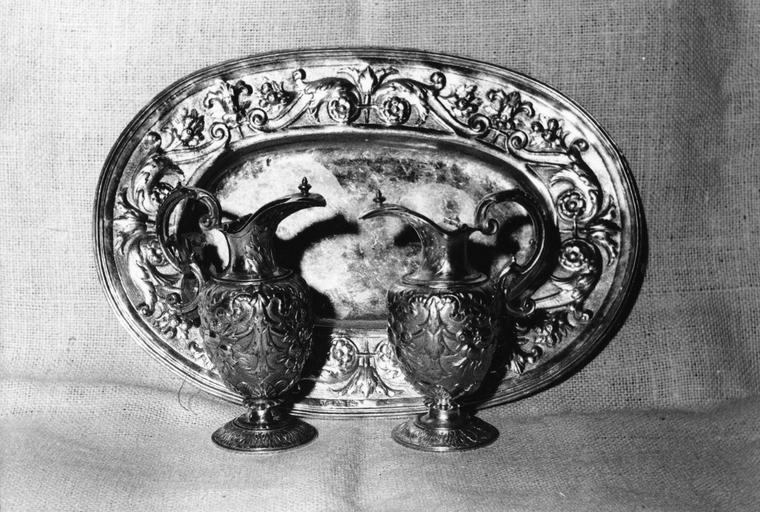 Burettes et plateau à burettes au riche décor de rinceaux fleuris et feuilles d'acanthe, argent doré - © Ministère de la Culture (France), Médiathèque du patrimoine et de la photographie (objets mobiliers), tous droits réservés
