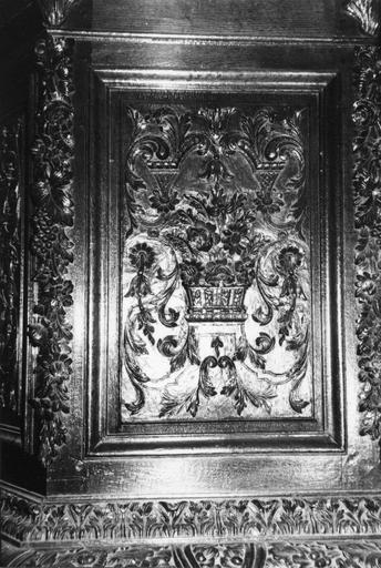 Chaire à prêcher : détail d'un panneau du garde-corps de tribune, sculpté d'un panier de fleurs, de rinceaux végétaux, et encadré de chutes de fleurs, bois taillé, sculpté - © Ministère de la Culture (France), Médiathèque du patrimoine et de la photographie (objets mobiliers), tous droits réservés