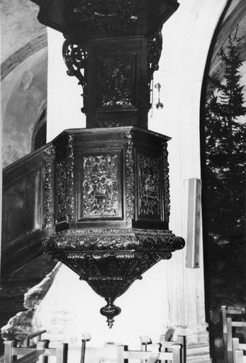 Chaire à prêcher polygonale à décor sculpté de paniers de fleurs, rinceaux végétaux et chutes de fleurs, bois taillé, sculpté - © Ministère de la Culture (France), Médiathèque du patrimoine et de la photographie (objets mobiliers), tous droits réservés