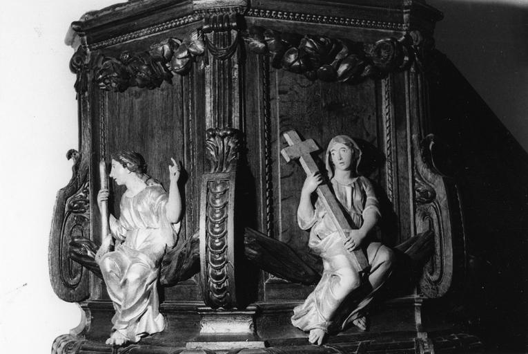 Chaire à prêcher : La Vierge, Sainte femme, détail de deux personnages sculptés en haut-relief sur les panneaux du garde-corps de tribune, bois sculpté, peint, doré - © Ministère de la Culture (France), Médiathèque du patrimoine et de la photographie (objets mobiliers), tous droits réservés