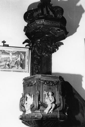 Chaire à prêcher dont la tribune présente les figures de saints personnages, dont la Vierge, sculptées en bas-relief, dorsal présentant feuilles de palmes et chérubins, bois sculpté, peint, doré - © Ministère de la Culture (France), Médiathèque du patrimoine et de la photographie (objets mobiliers), tous droits réservés