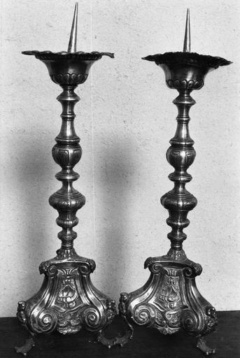 Deux chandeliers d'autel, d'un ensemble de quatre, aux pieds ornés de grosses volutes, coquilles et angelots, tiges de forme balustre, cuivre argenté - © Ministère de la Culture (France), Médiathèque du patrimoine et de la photographie (objets mobiliers), tous droits réservés