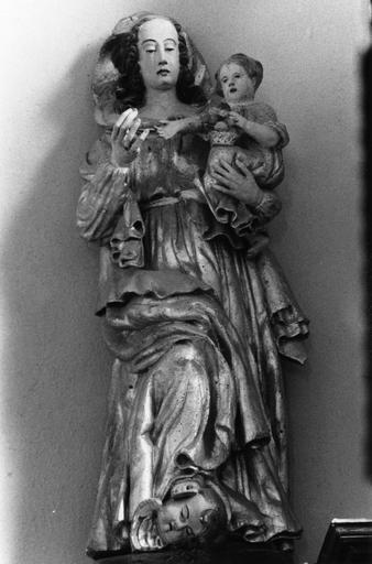 Groupe sculpté : Vierge à l'Enfant tenant un panier de fleurs, la Vierge a un pied posé sur un chérubin, bois sculpté, peint, doré - © Ministère de la Culture (France), Médiathèque du patrimoine et de la photographie (objets mobiliers), tous droits réservés