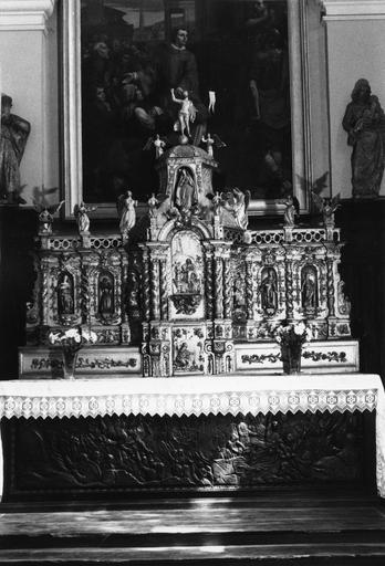 Tabernacle architecturé à deux niveaux, sculpté de deux scènes en bas-relief et agrémenté de nombreuses statuettes de saints personnages et d'anges, bois sculpté, peint, doré - © Ministère de la Culture (France), Médiathèque du patrimoine et de la photographie (objets mobiliers), tous droits réservés