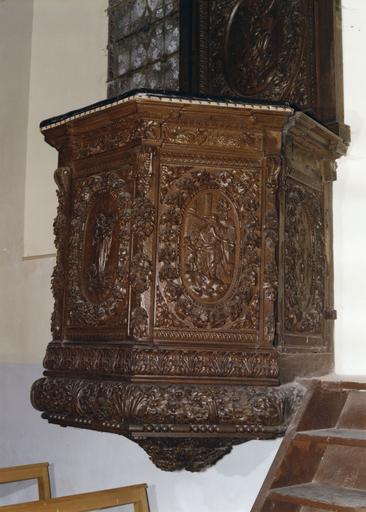 Chaire à prêcher : Saint Matthieu, détail du garde-corps de tribune, bois sculpté ; avant restauration - © Ministère de la Culture (France), Médiathèque du patrimoine et de la photographie (objets mobiliers), tous droits réservés