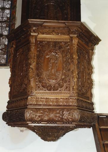 Chaire à prêcher : Vierge à l'Enfant, détail du panneau central sculpté en bas-relief de la tribune, bois sculpté ; après restauration - © Ministère de la Culture (France), Médiathèque du patrimoine et de la photographie (objets mobiliers), tous droits réservés