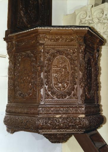 Chaire à prêcher : Saint Jean, détail du garde-corps de tribune, bois sculpté ; avant restauration - © Ministère de la Culture (France), Médiathèque du patrimoine et de la photographie (objets mobiliers), tous droits réservés