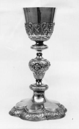 Calice à pied polylobé, orné de rinceaux, grappes de fruits, chérubins et attributs de la Passion, argent et argent doré - © Ministère de la Culture (France), Médiathèque du patrimoine et de la photographie (objets mobiliers), tous droits réservés