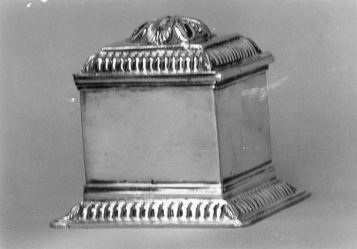 Ampoule à huile sainte, de section carrée, couvercle à charnière, décor de godrons et feuilles, argent - © Ministère de la Culture (France), Médiathèque du patrimoine et de la photographie (objets mobiliers), tous droits réservés