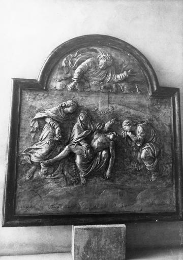 Bas-relief : Vierge de Pitié avec saint Jean, Marie-Madeleine et Dieu le Père, bois sculpté ; après restauration - © Ministère de la Culture (France), Médiathèque du patrimoine et de la photographie (objets mobiliers), tous droits réservés