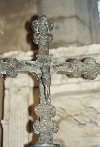 Croix de procession aux branches fleurdelisées agrémentées de médaillons quadrilobés à l'effigie de saints personnages, cuivre argenté sur âme de bois - © Ministère de la Culture (France), Médiathèque du patrimoine et de la photographie (objets mobiliers), tous droits réservés