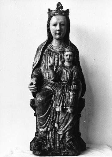 Groupe sculpté : Vierge à l'Enfant dite Notre-Dame de Mouthier-Vieillard, bois sculpté, peint, doré ; après restauration - © Ministère de la Culture (France), Médiathèque du patrimoine et de la photographie (objets mobiliers), tous droits réservés