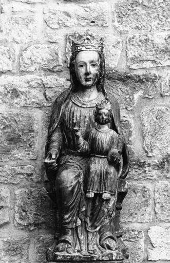 Groupe sculpté : Vierge à l'Enfant dite Notre-Dame de Mouthier-Vieillard, bois sculpté, peint, doré ; avant restauration - © Ministère de la Culture (France), Médiathèque du patrimoine et de la photographie (objets mobiliers), tous droits réservés