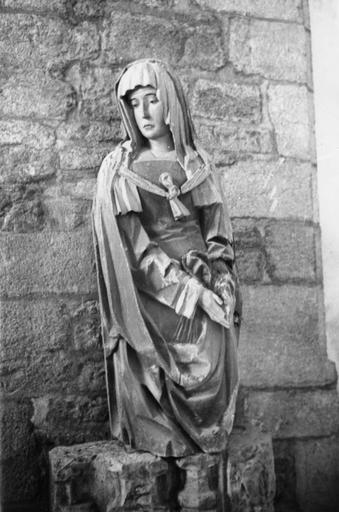 Statue : Vierge, provenant d'un calvaire, jambes manquantes, bois sculpté, peint - © Ministère de la Culture (France), Médiathèque du patrimoine et de la photographie (objets mobiliers), tous droits réservés