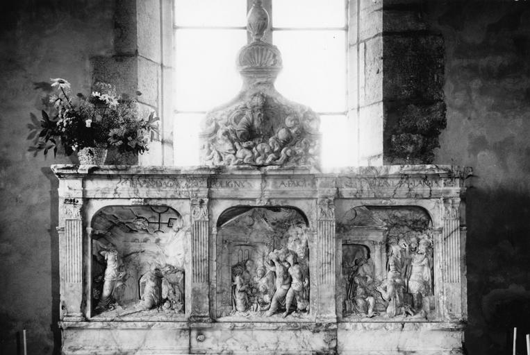 Retable architecturé à trois travées comportant chacune un haut-relief représentant l'Annonciation, l'Adoration des bergers et l'Adoration des mages, et surmonté d'un fronton sculpté de la figure de Dieu le père, albâtre sculpté - © Ministère de la Culture (France), Médiathèque du patrimoine et de la photographie (objets mobiliers), tous droits réservés