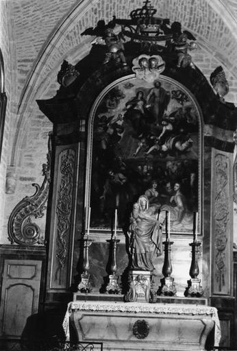 Retable, tableau : L'Assomption (?), retable architecturé à corniche cintrée, orné de panneaux sculptés de trophées aux objets liturgiques, bois sculpté, peint, doré, huile sur toile