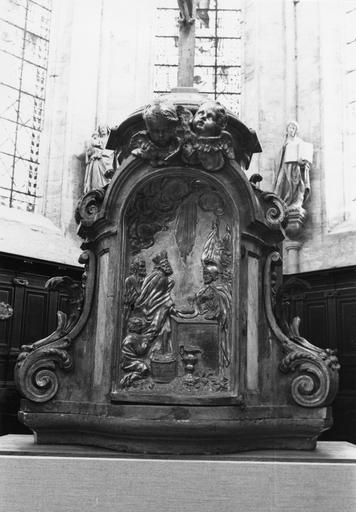 Tabernacle architecturé à décor de grosses volutes et chérubins, porte sculptée en bas-relief représentant David et ses hommes prenant au Temple les pains de proposition, marbre sculpté