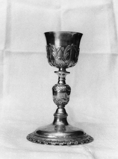 Calice à fausse coupe formée de palmes, noeud et pied orné de frises de feuilles, argent - © Ministère de la Culture (France), Médiathèque du patrimoine et de la photographie (objets mobiliers), tous droits réservés