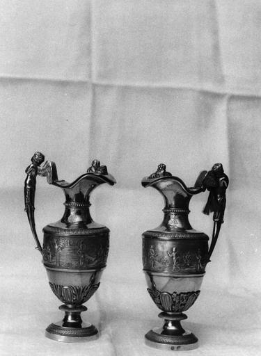 Paire de burettes aux anses comportant des angelots, aux panses ornées de l'histoire de la grappe de Canaan, argent doré - © Ministère de la Culture (France), Médiathèque du patrimoine et de la photographie (objets mobiliers), tous droits réservés