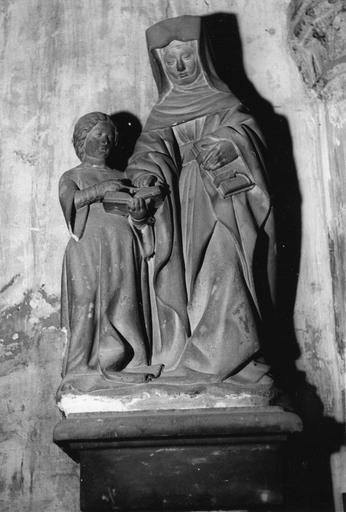 Groupe sculpté : L'Education de la Vierge, pierre sculptée, peinte ; avant restauration - © Ministère de la Culture (France), Médiathèque du patrimoine et de la photographie (objets mobiliers), tous droits réservés