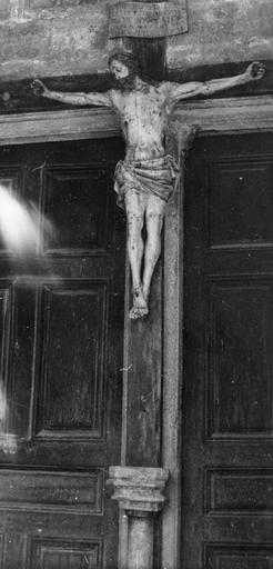 Statue : Christ en croix, détail d'un calvaire, bois sculpté, peint - © Ministère de la Culture (France), Médiathèque du patrimoine et de la photographie (objets mobiliers), tous droits réservés