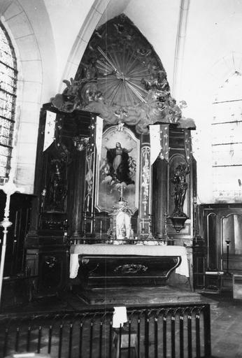 Retable, tableau, statues (2), haut-relief : L'Assomption, Saint Roch, Saint Sébastien, retable architecturé à trois travées surmonté d'une Gloire présentant les figures sculptées en très haut-relief de Dieu le Père et du Christ, bois sculpté, peint, doré