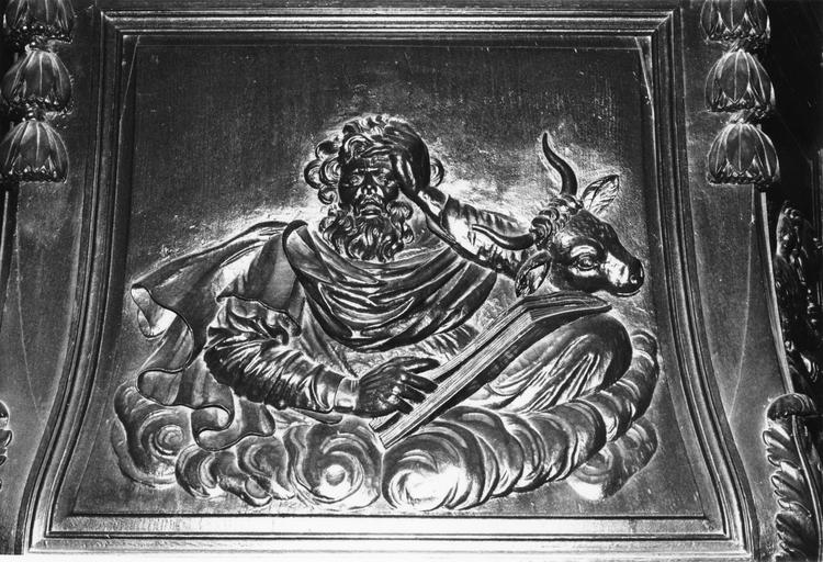 Chaire à prêcher : Saint Luc, détail d'un panneau du garde-corps de tribune, bois sculpté en bas-relief - © Ministère de la Culture (France), Médiathèque du patrimoine et de la photographie (objets mobiliers), tous droits réservés