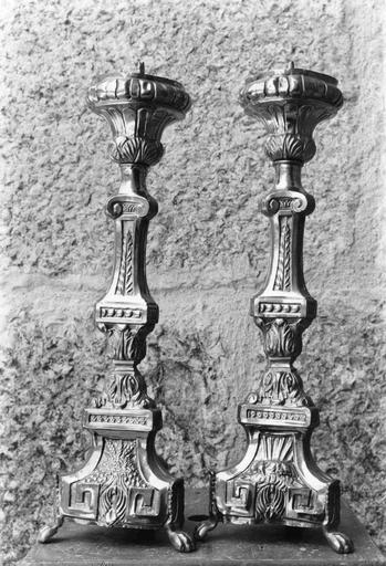 Deux chandeliers d'autel au décor de motifs végétaux, chapiteaux ioniques, godrons, épis de blé, grappes de raisin et Agneau pascal, cuivre - © Ministère de la Culture (France), Médiathèque du patrimoine et de la photographie (objets mobiliers), tous droits réservés