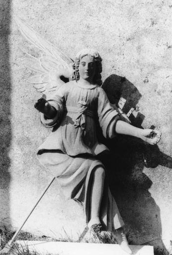 Retable : détail de la figure d'un ange, bois sculpté, peint ; avant restauration