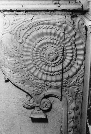 Retable : détail d'une volute sculptée de feuillages, bois sculpté, peint ; avant restauration