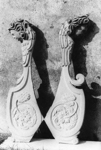 Retable : détail de deux volutes terminées par des chérubins, provenant du fronton, bois sculpté, peint ; avant restauration