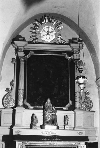 Retable, tableau : Le don du Rosaire à saint Dominique et sainte Catherine de Sienne, retable architecturé flanqué de deux grosses volutes et surmonté d'un fronton orné d'un relief représentant deux flèches et une ancre liées, bois sculpté, peint, doré, h - © Ministère de la Culture (France), Médiathèque du patrimoine et de la photographie (objets mobiliers), tous droits réservés