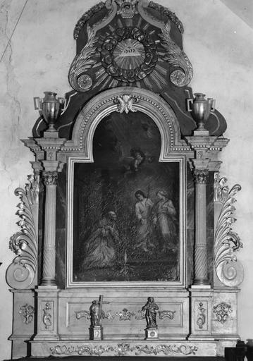 Retable, tableau : Saint Gervais et saint Protais révélant à saint Ambroise l'emplacement de leur tombeau, retable architecturé à une travée, à corniche cintrée surmontée de deux vases et d'une Gloire, bois sculpté, peint, doré, huile sur toile - © Ministère de la Culture (France), Médiathèque du patrimoine et de la photographie (objets mobiliers), tous droits réservés