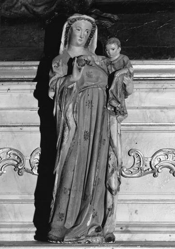 Groupe sculpté : Vierge à l'Enfant, donnant un fruit à Jésus, pierre sculptée, peinte ; avant restauration - © Ministère de la Culture (France), Médiathèque du patrimoine et de la photographie (objets mobiliers), tous droits réservés